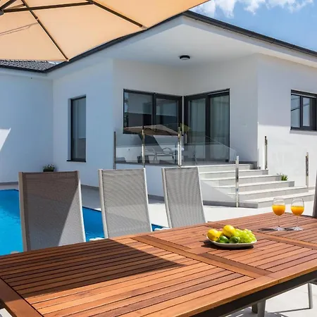 Casa L Villa *